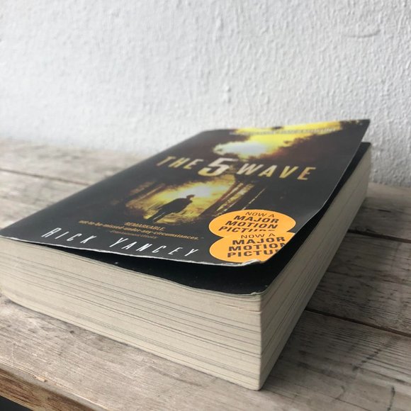 THE 5TH WAVE post-apocalyptic sci-fi paperback book🛸 - Picture 2 of 3